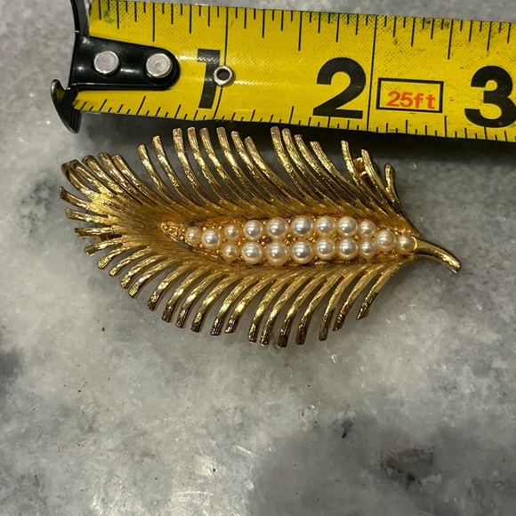 Vintage Lisner Large faux pearl and gold tone brooch - Picture 4 of 4